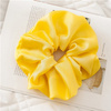 Scrunchie satynowa duża gumka do włosów żółta