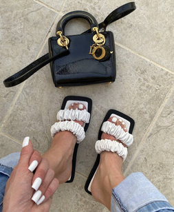 Klapki na złotym obcasie Snake heels dm białe