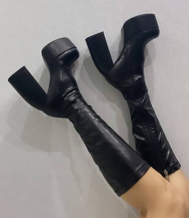 Czarne kozaki na  platformie 