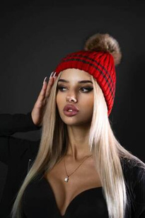 Zimowa czapka z pomponem z naturalnego futra jenota CZERWONA