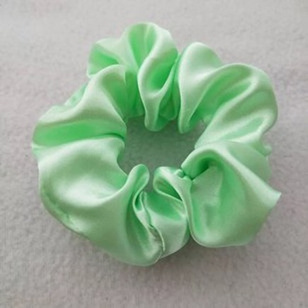 GUMKA scrunchie aksamitka satyna pistacjowa